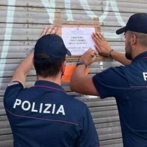 Negozio di riparazione cellulari ‘resetta’ apparecchi rubati, licenza sospesa