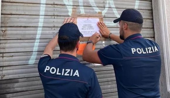 Negozio di riparazione cellulari ‘resetta’ apparecchi rubati, licenza sospesa