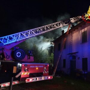 Budrio, tetto di una abitazione in fiamme