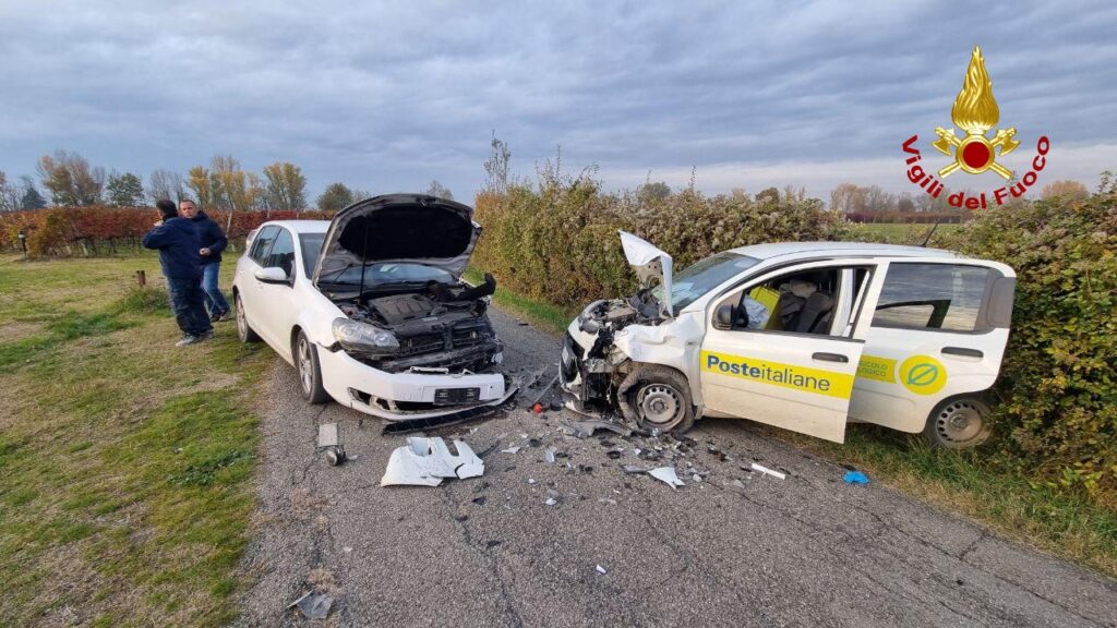 Scontro fra due auto in via Galvana a Bazzano: ferite due automobiliste