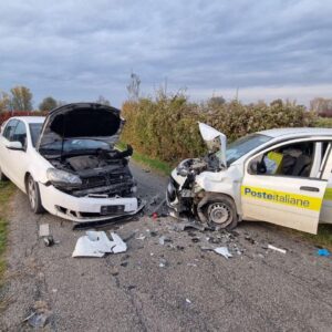 Scontro fra due auto in via Galvana a Bazzano: ferite due automobiliste