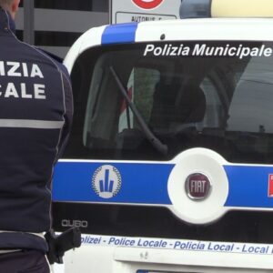 Aggredisce guardie giurate e polizia locale