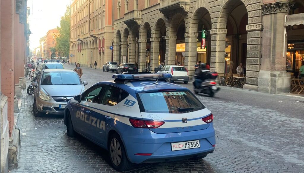 Gira con un’ascia in via Indipendenza! Denunciato dalla polizia