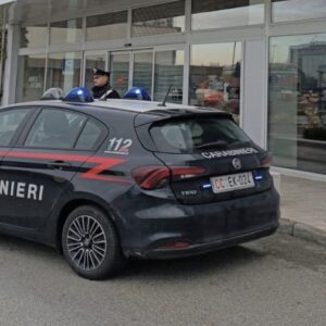 Ruba 600 euro di vestiti e se li nasconde addosso