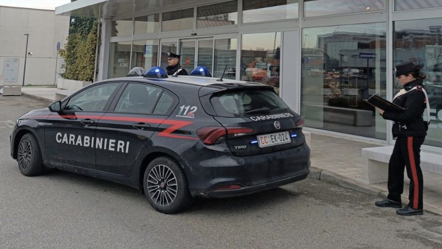 Ruba 600 euro di vestiti e se li nasconde addosso