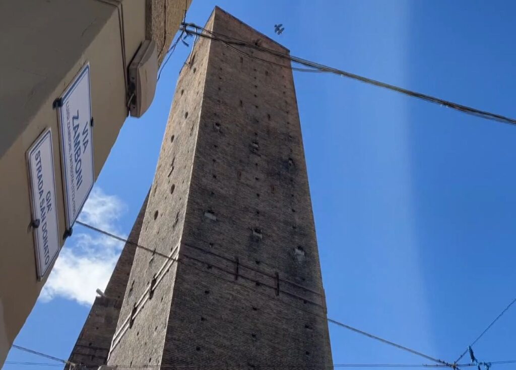 Garisenda, il Comune replica a FdI: i monitoraggi sono stati costanti