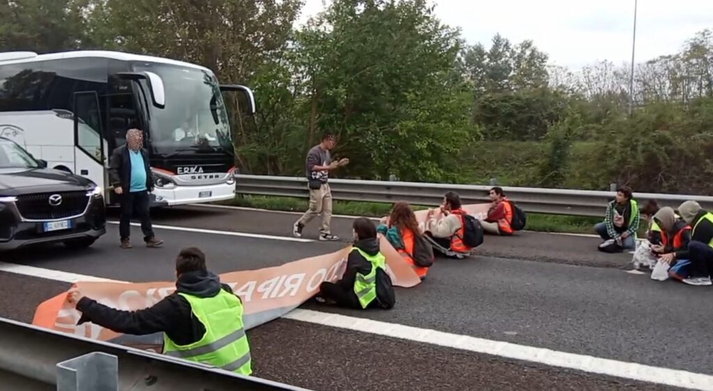 Ultima Generazione: processo rinviato per i bloccatori di strade. Gli attivisti sfilano in centro