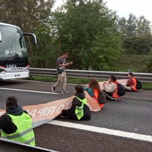 Ultima Generazione: processo rinviato per i bloccatori di strade. Gli attivisti sfilano in centro