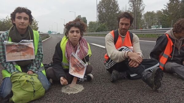 Ambientalisti “fissati” sulla tangenziale di Bologna con cemento a presa rapida. Traffico in tilt