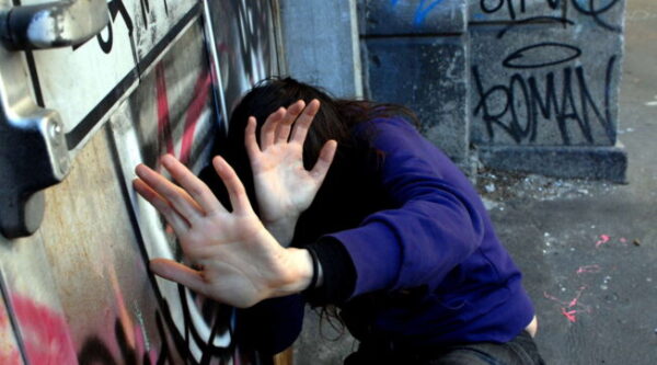 Tredicenne molestata a una fermata dei bus a Bologna