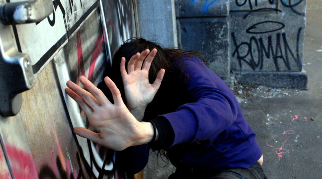 Tredicenne molestata a una fermata dei bus a Bologna