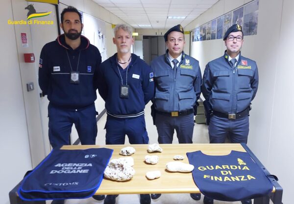 Sequestrati coralli in via di estinzione: tre viaggiatori li avevano nascosti nelle valigie