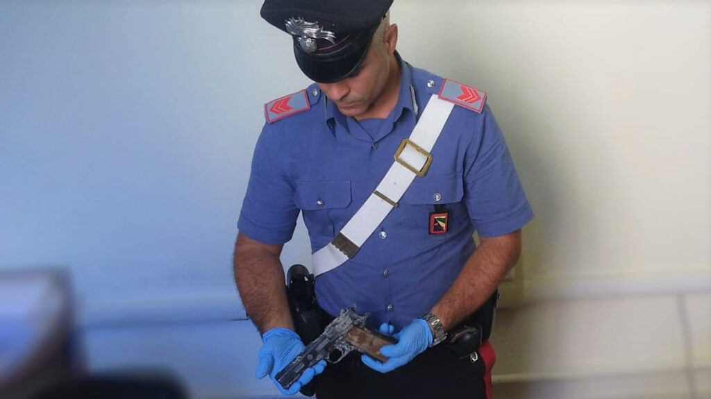 Minaccia con pistola e ruba auto a due donne: denunciato