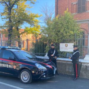 Dopo avere preso una multa, aggredisce due carabinieri