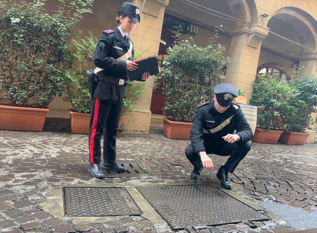 Entra nelle botole del centro e manomette contatori, denunciato dai carabinieri