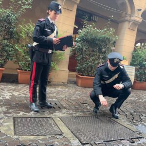 Entra nelle botole del centro e manomette contatori, denunciato dai carabinieri