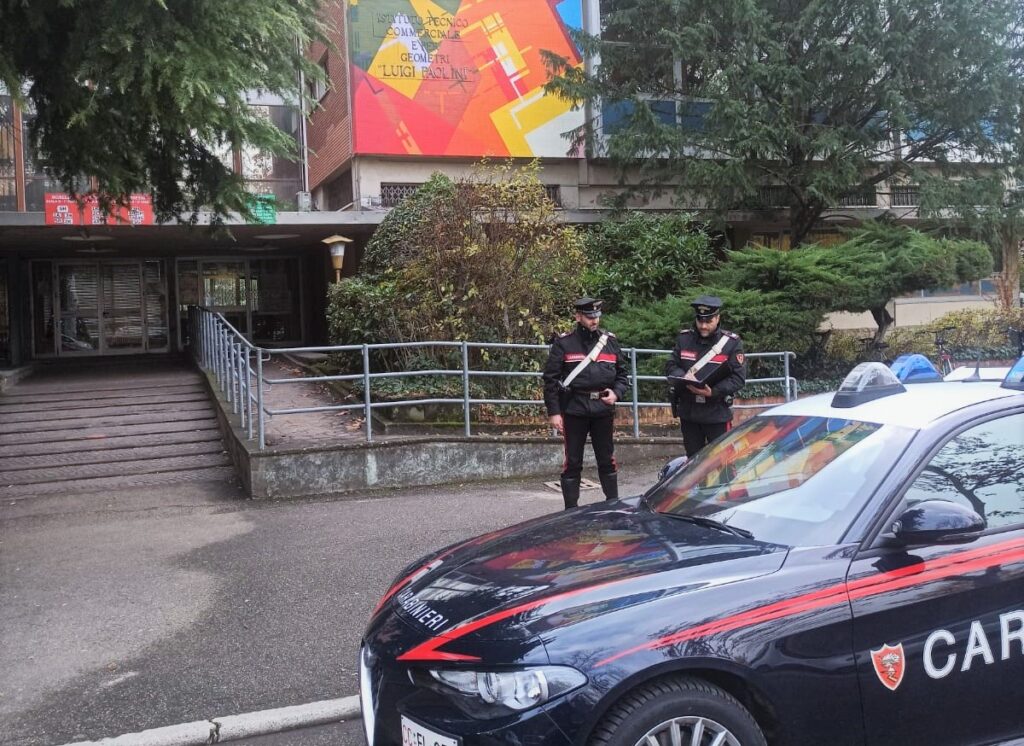 Tenta di staccare il crocifisso da un’aula scolastica, intervengono i carabinieri