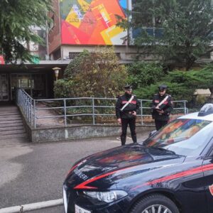 Tenta di staccare il crocifisso da un’aula scolastica, intervengono i carabinieri