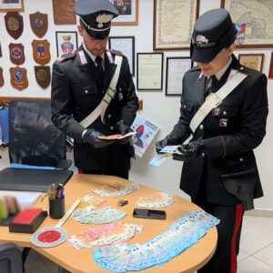 Tenta di comprare dolciumi con banconote false, 18enne arrestato
