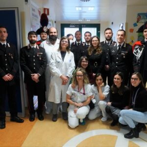 I carabinieri consegnano i regali ai piccoli pazienti del Bellaria