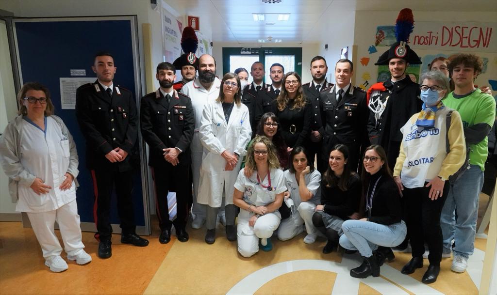 I carabinieri consegnano i regali ai piccoli pazienti del Bellaria