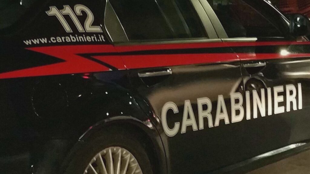 Preso a calci in Via de’ Carracci e rapinato