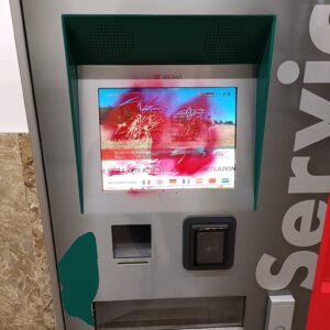 Crevalcore, vandali imbrattano la stazione ferroviaria