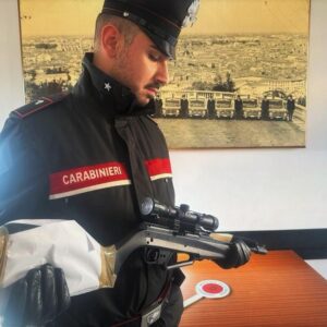 Esplode colpi di pistola (ad aria compressa) dal lucernaio, denunciato 20enne