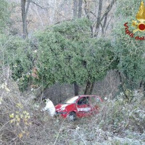 Finisce con l’auto contro un albero e poi in una scarpata: muore automobilista di 95 anni