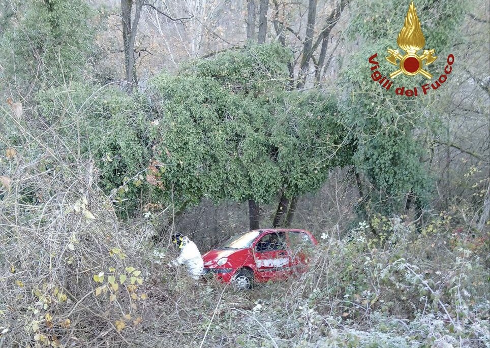 Finisce con l’auto contro un albero e poi in una scarpata: muore automobilista di 95 anni
