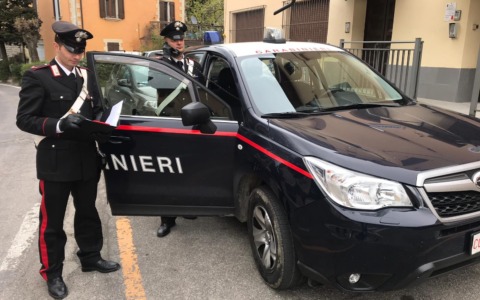 Manganello e dissuasore elettrico sequestrati dai Carabinieri in due scuole nel Bolognese