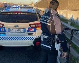 In tangenziale percorre la corsia di emergenza in monopattino contromano: multato