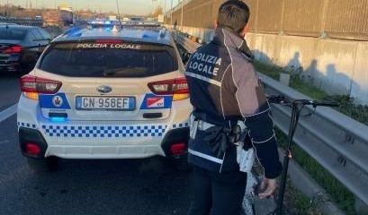 In tangenziale percorre la corsia di emergenza in monopattino contromano: multato