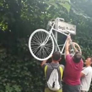 Scomparsa la bicicletta bianca in memoria di Matteo Prodi