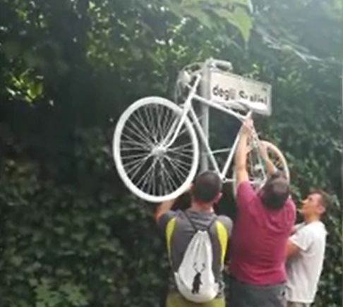 Scomparsa la bicicletta bianca in memoria di Matteo Prodi