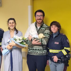 Sta per partorire bloccata nel traffico: la Polstrada la scorta fino in ospedale