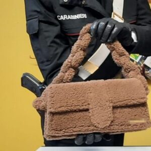 Impiegata ‘infedele’ rubava borse griffate all’Interporto di Bologna