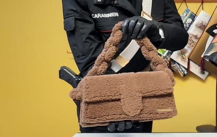 Impiegata ‘infedele’ rubava borse griffate all’Interporto di Bologna