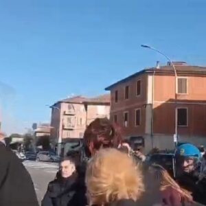 Sgombero in via di Corticella: negli scontri ferito il capo della Digos