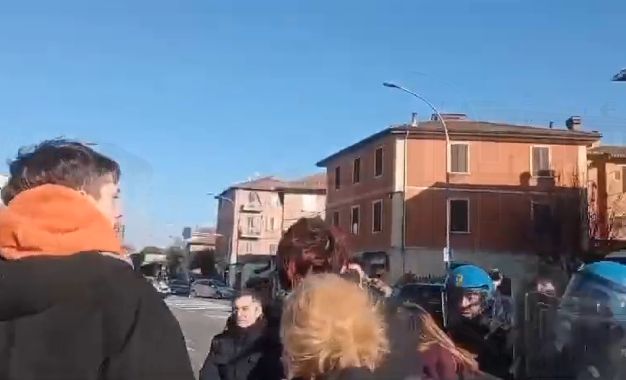 Sgombero in via di Corticella: negli scontri ferito il capo della Digos