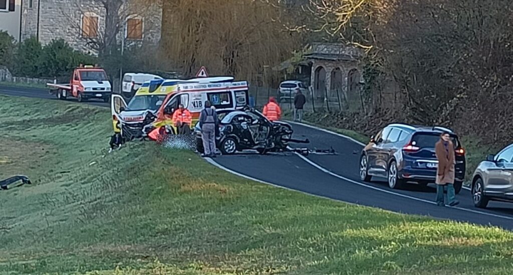 Auto si scontra con un’ambulanza: muore una ragazza di 26 anni