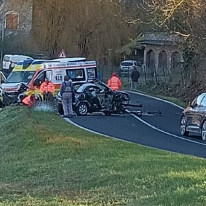 Auto si scontra con un’ambulanza: muore una ragazza di 26 anni