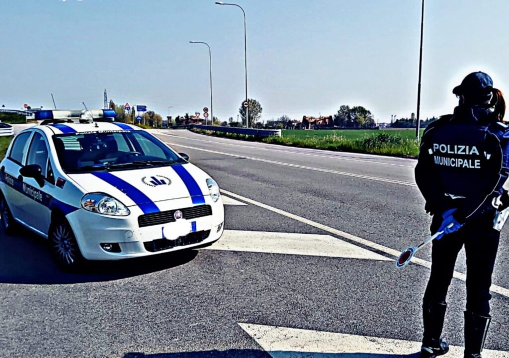 Urta una vettura e scappa: automobilista rintracciato e denunciato