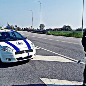 Urta una vettura e scappa: automobilista rintracciato e denunciato