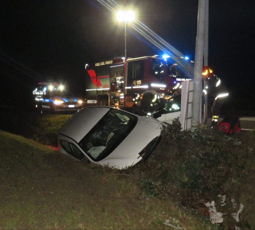 Auto finisce fuori strada: morto 54enne