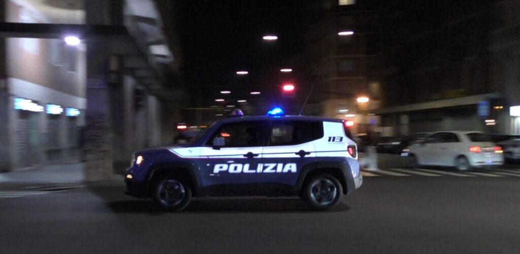Minacciato con una pistola e rapinato a Bologna