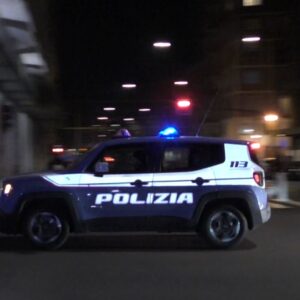 Minacciato con una pistola e rapinato a Bologna