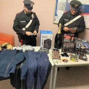 In fuga su una vecchia Panda con refurtiva di ogni tipo