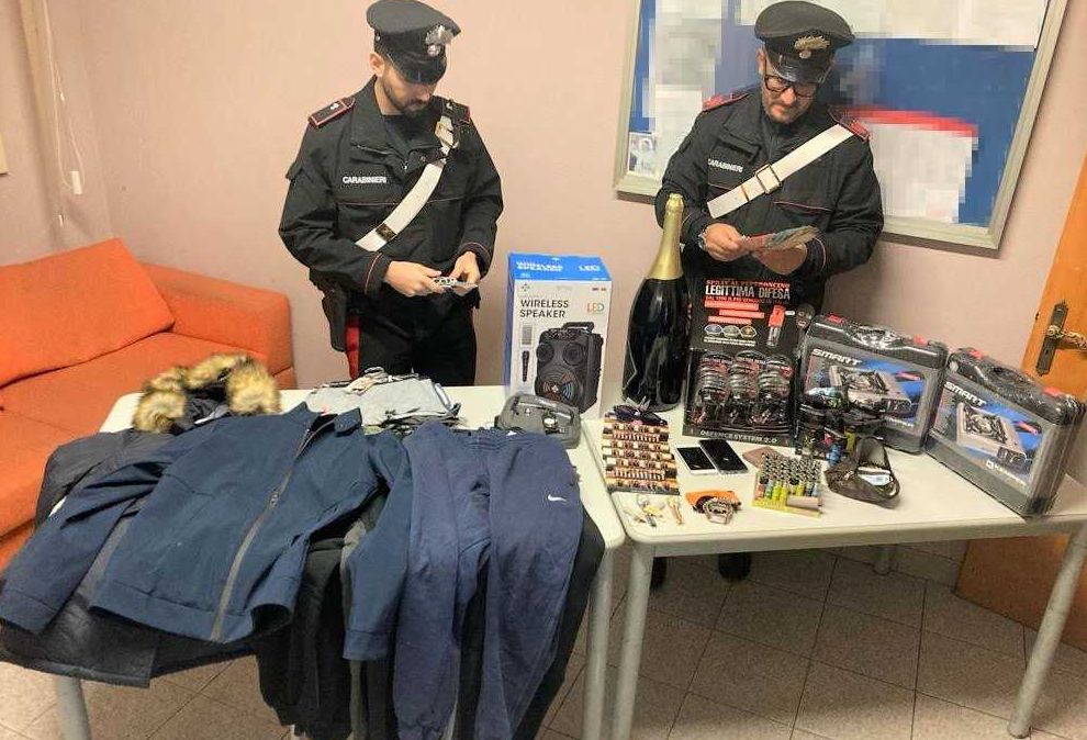 In fuga su una vecchia Panda con refurtiva di ogni tipo