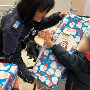 Più di 1000 euro per regali ai bimbi raccolti dalla Polizia Locale di Bologna